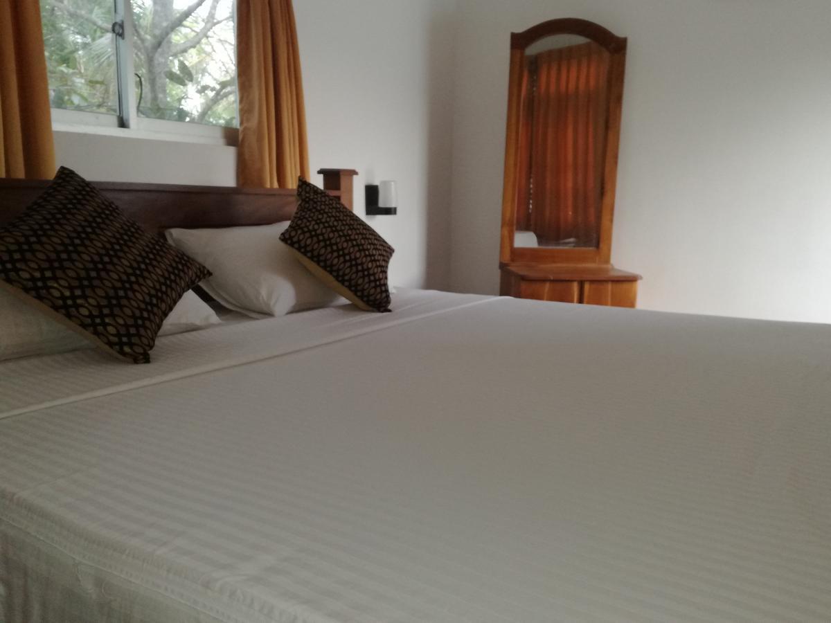 Deshani Holiday Inn Dambulla Exterior photo